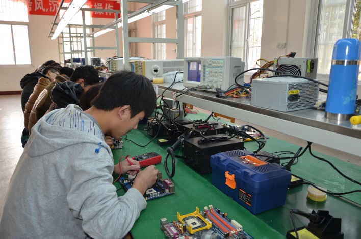 應用電子技術專業 智能產品開發與集成電路方向的前沿探索